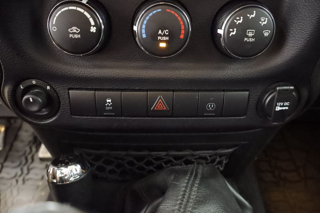 Thumbnail: 2015 Jeep Wrangler - 22
