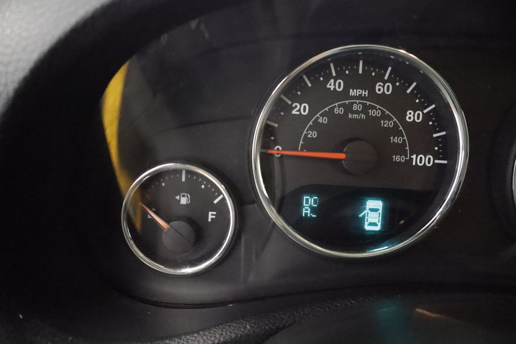 Thumbnail: 2015 Jeep Wrangler - 18