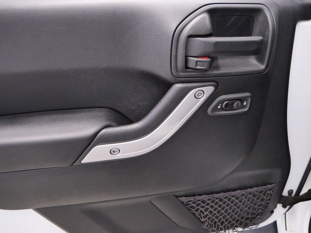 Thumbnail: 2017 Jeep Wrangler - 18