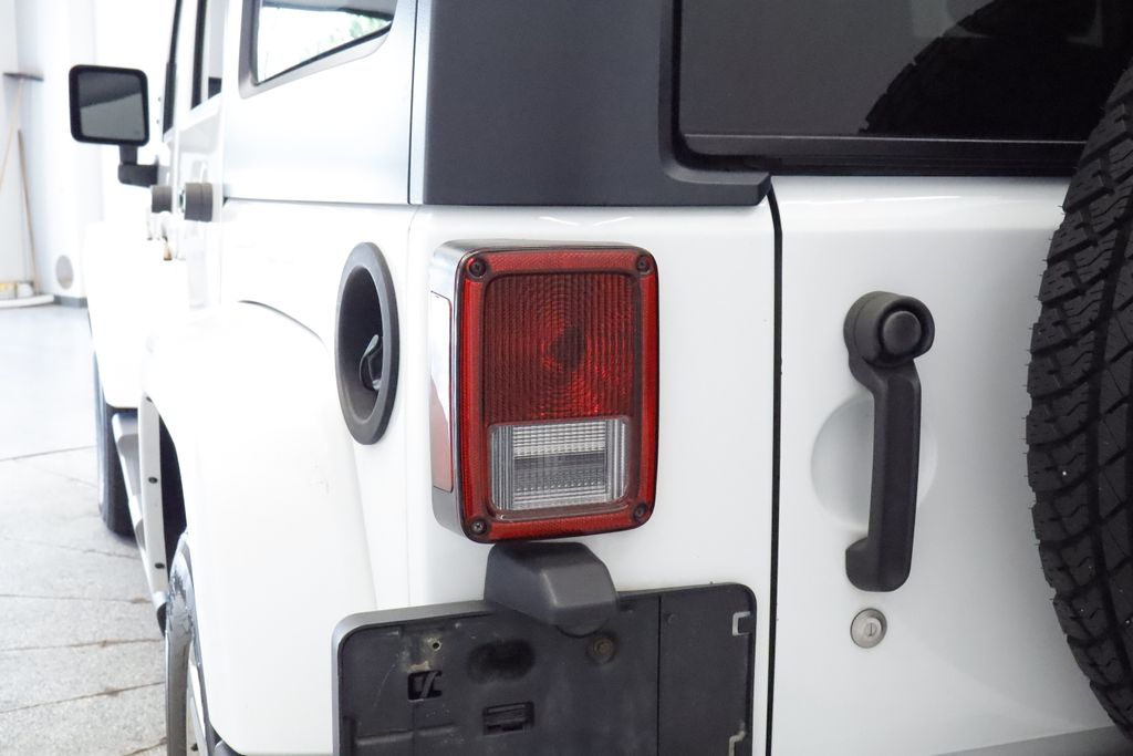 Thumbnail: 2017 Jeep Wrangler - 9