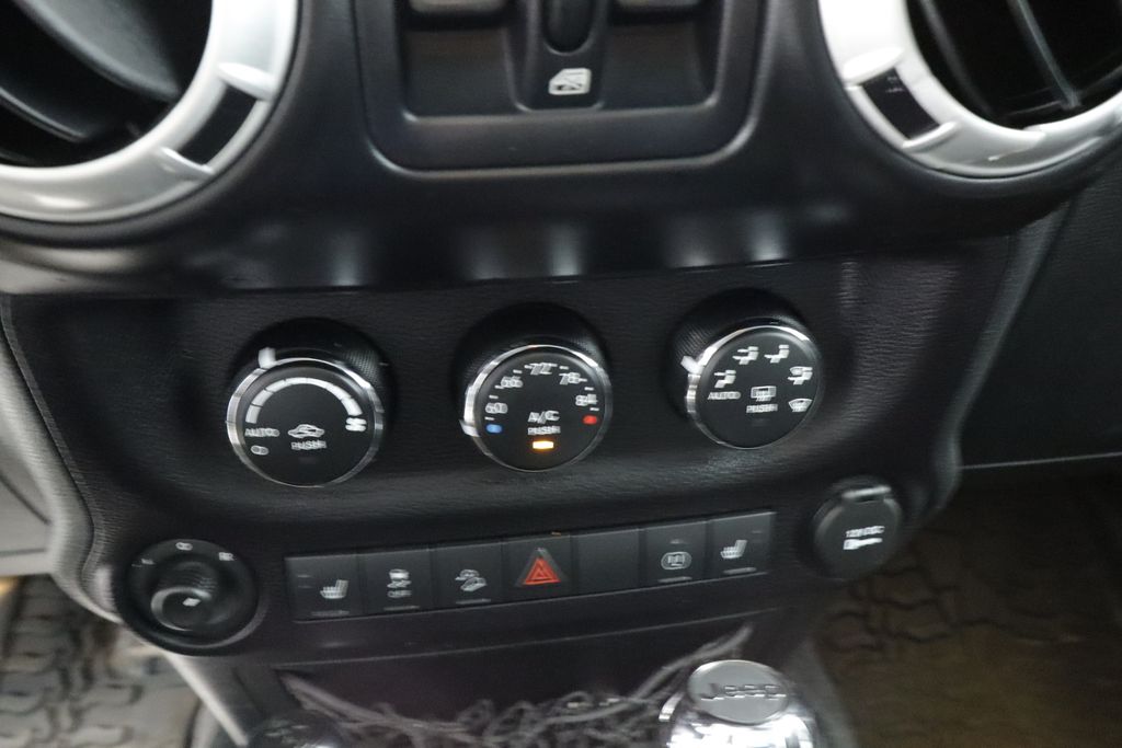 Thumbnail: 2016 Jeep Wrangler - 27