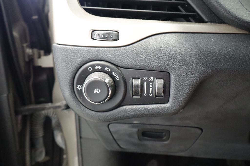 Thumbnail: 2016 Jeep Cherokee - 23