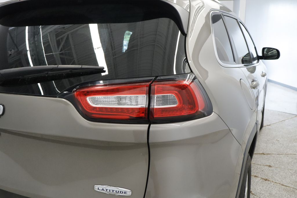 Thumbnail: 2016 Jeep Cherokee - 21