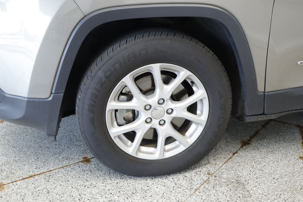 Thumbnail: 2016 Jeep Cherokee - 8