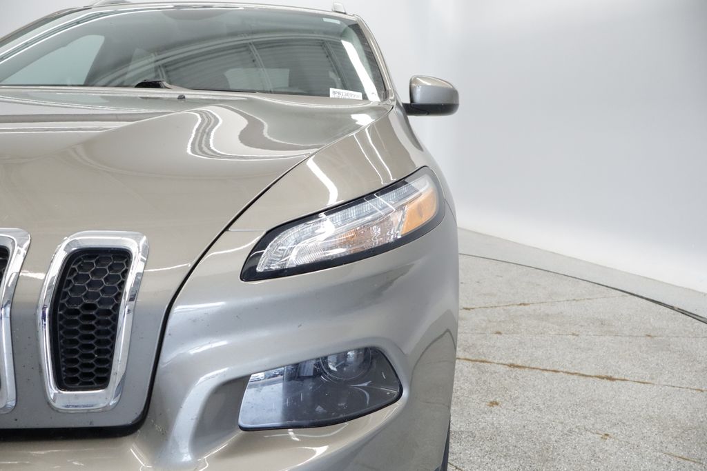 Thumbnail: 2016 Jeep Cherokee - 17