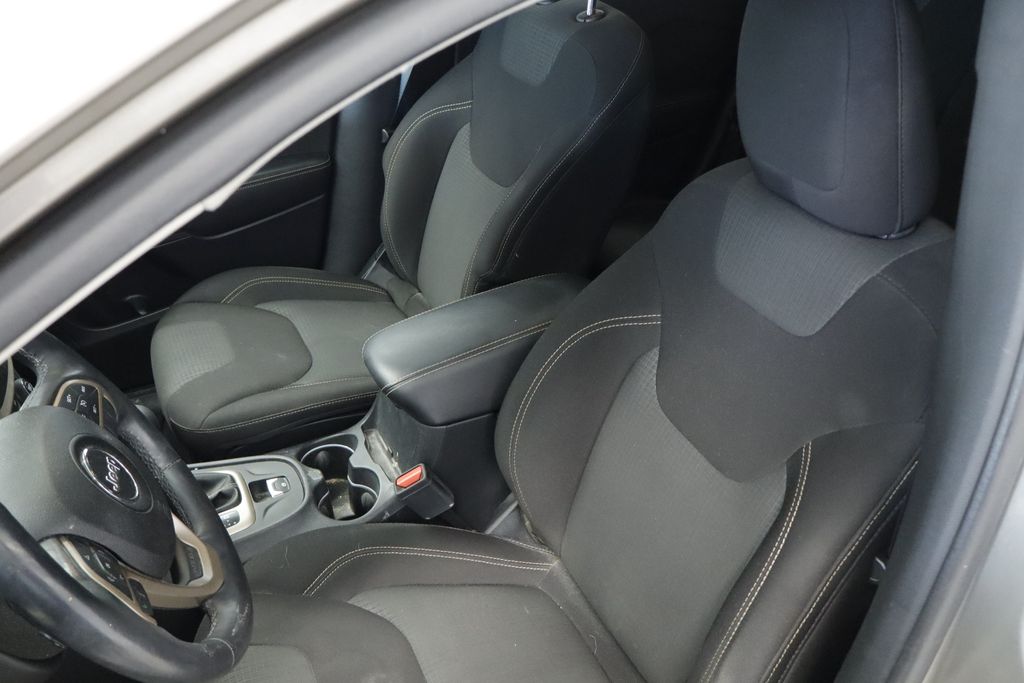 Thumbnail: 2016 Jeep Cherokee - 9