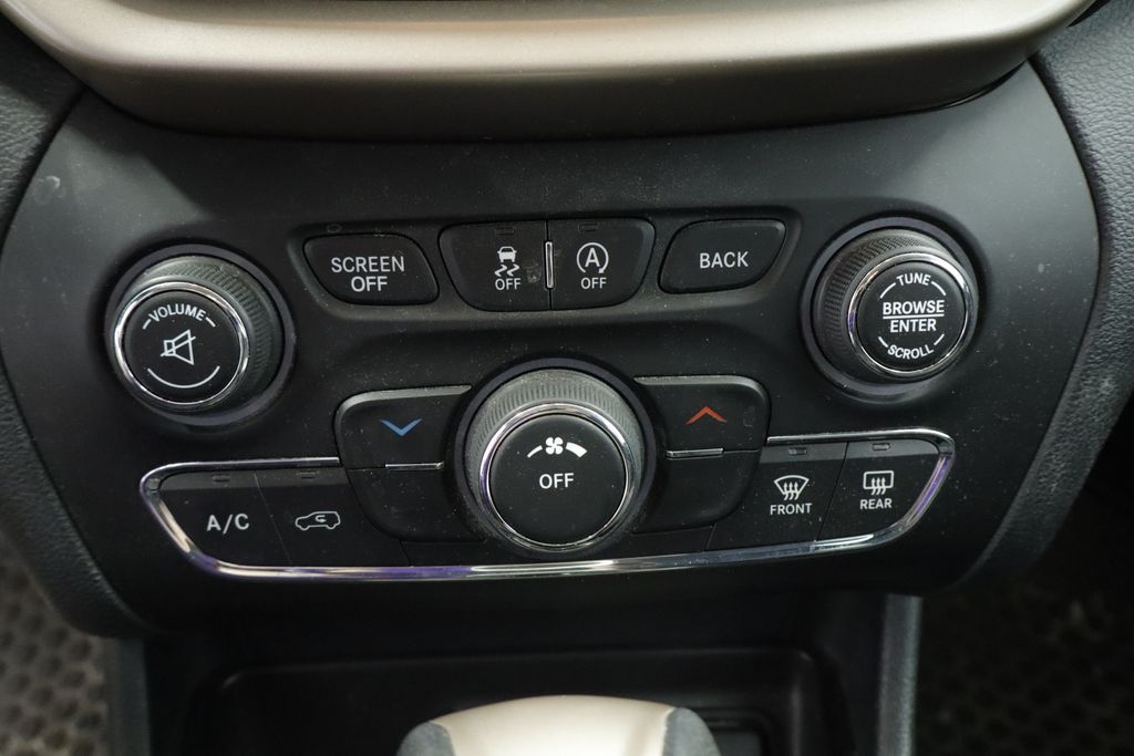 Thumbnail: 2016 Jeep Cherokee - 24