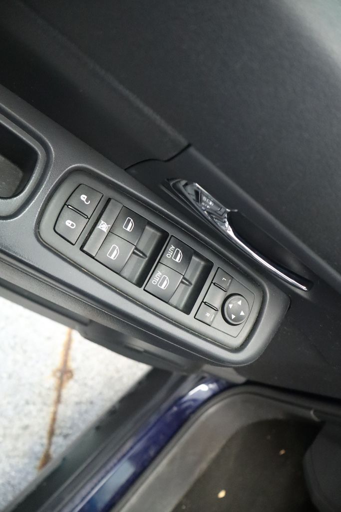 Thumbnail: 2012 Jeep Liberty - 13