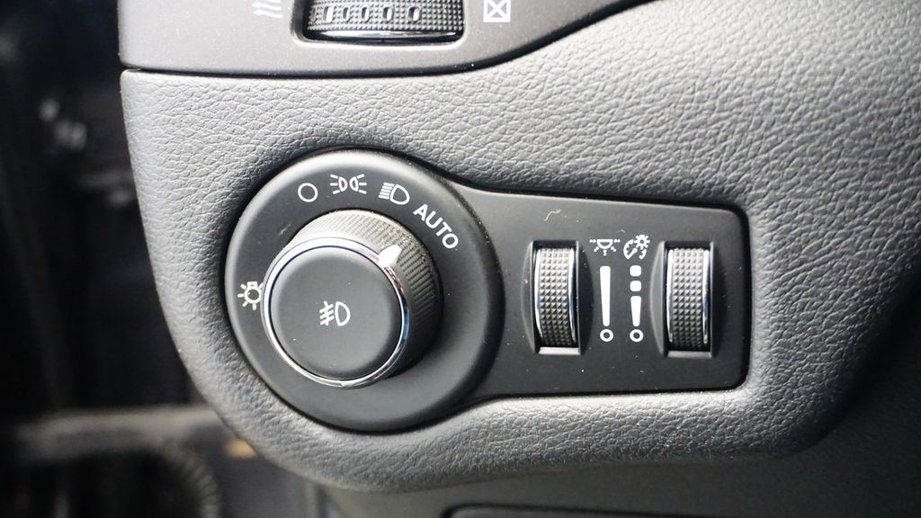 Thumbnail: 2020 Jeep Cherokee - 29