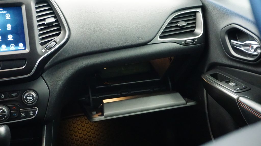 Thumbnail: 2020 Jeep Cherokee - 26