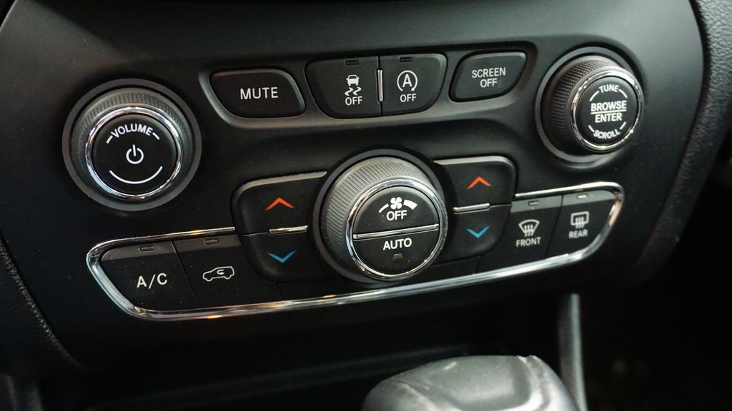 Thumbnail: 2020 Jeep Cherokee - 31