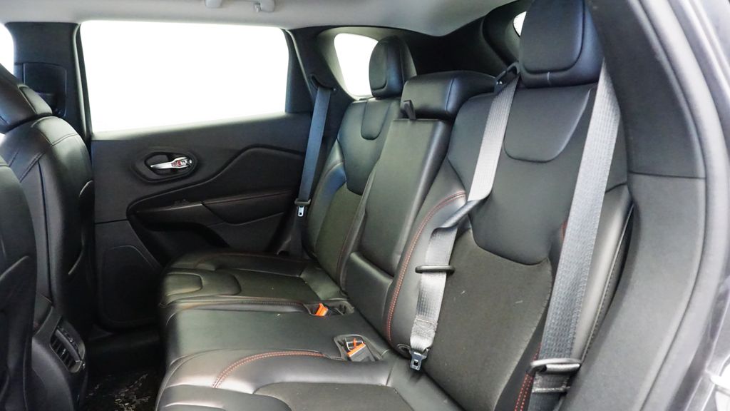 Thumbnail: 2020 Jeep Cherokee - 25