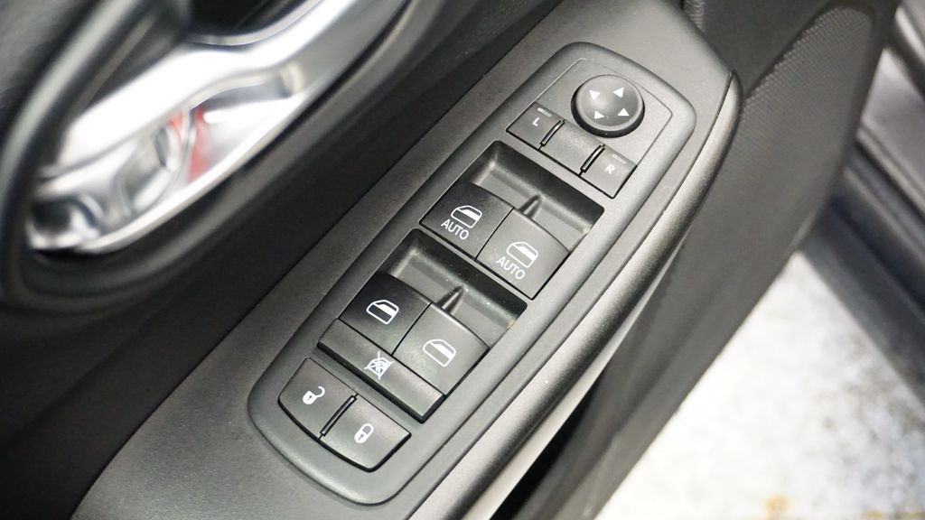 Thumbnail: 2020 Jeep Cherokee - 27