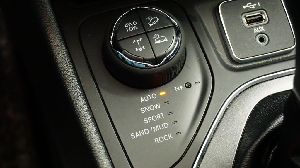 Thumbnail: 2020 Jeep Cherokee - 30