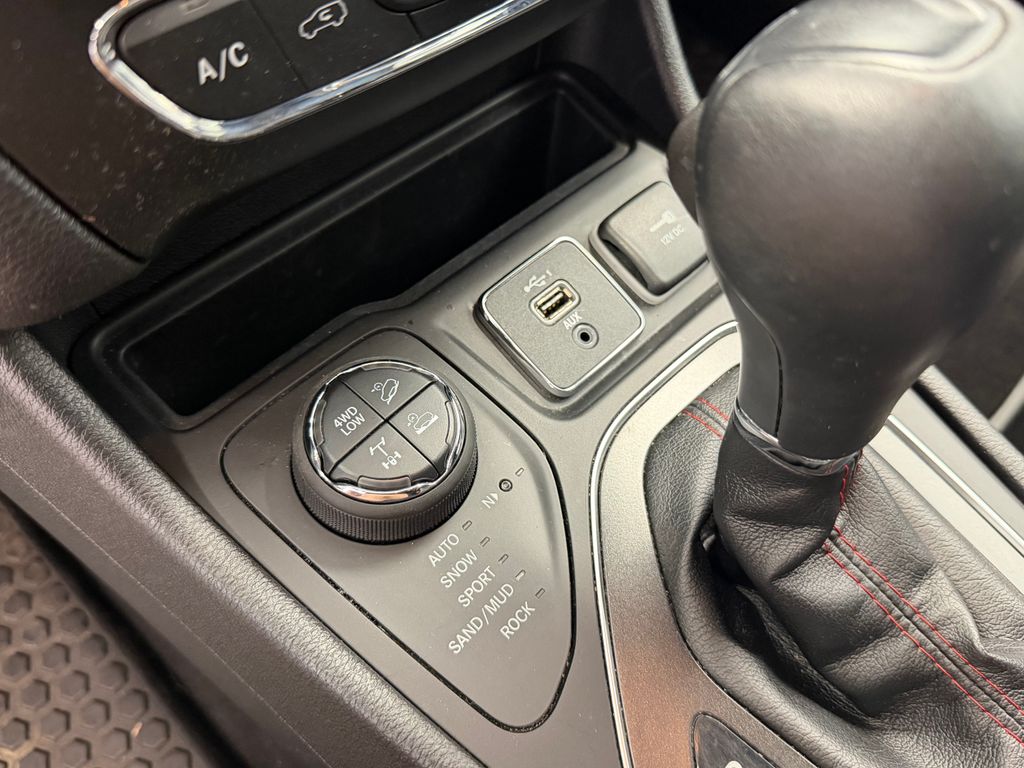 Thumbnail: 2020 Jeep Cherokee - 19
