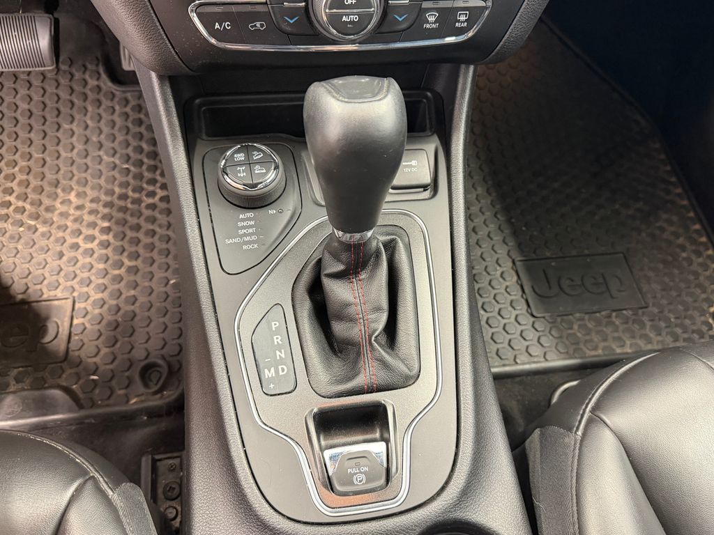 Thumbnail: 2020 Jeep Cherokee - 14