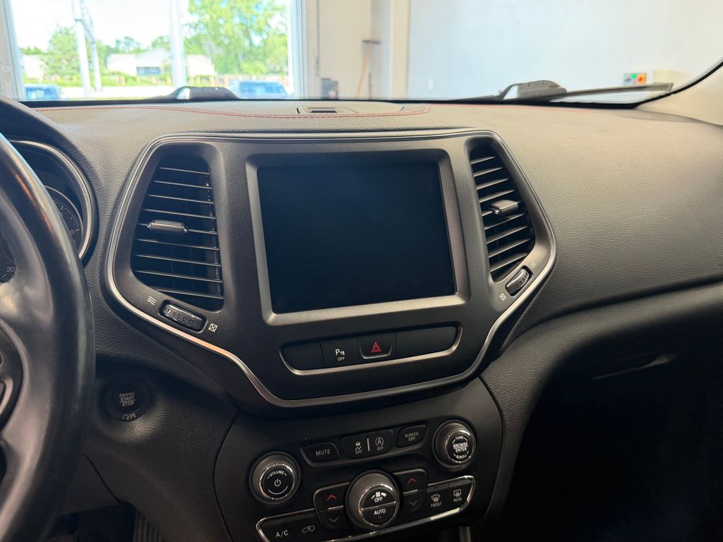 Thumbnail: 2020 Jeep Cherokee - 13