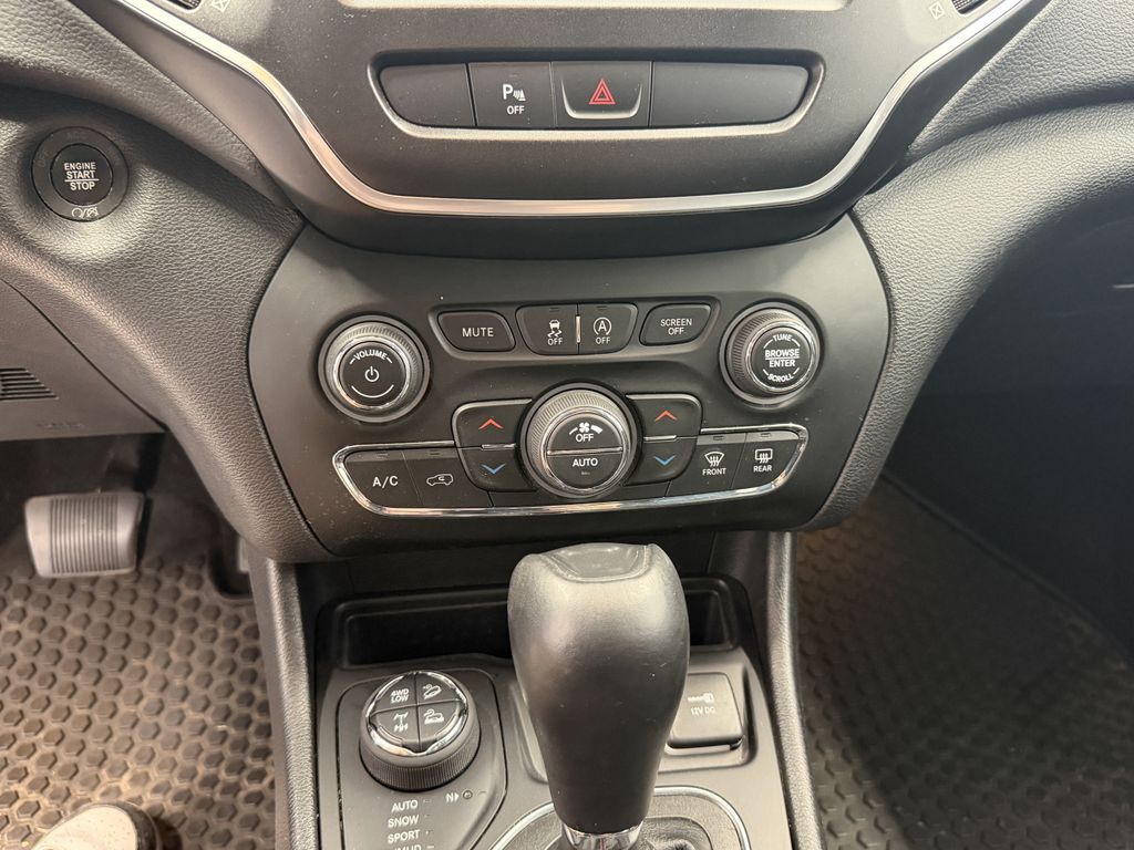 Thumbnail: 2020 Jeep Cherokee - 18