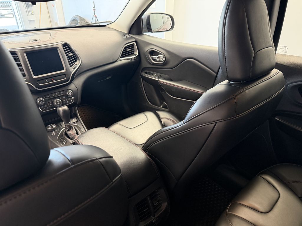 Thumbnail: 2020 Jeep Cherokee - 17