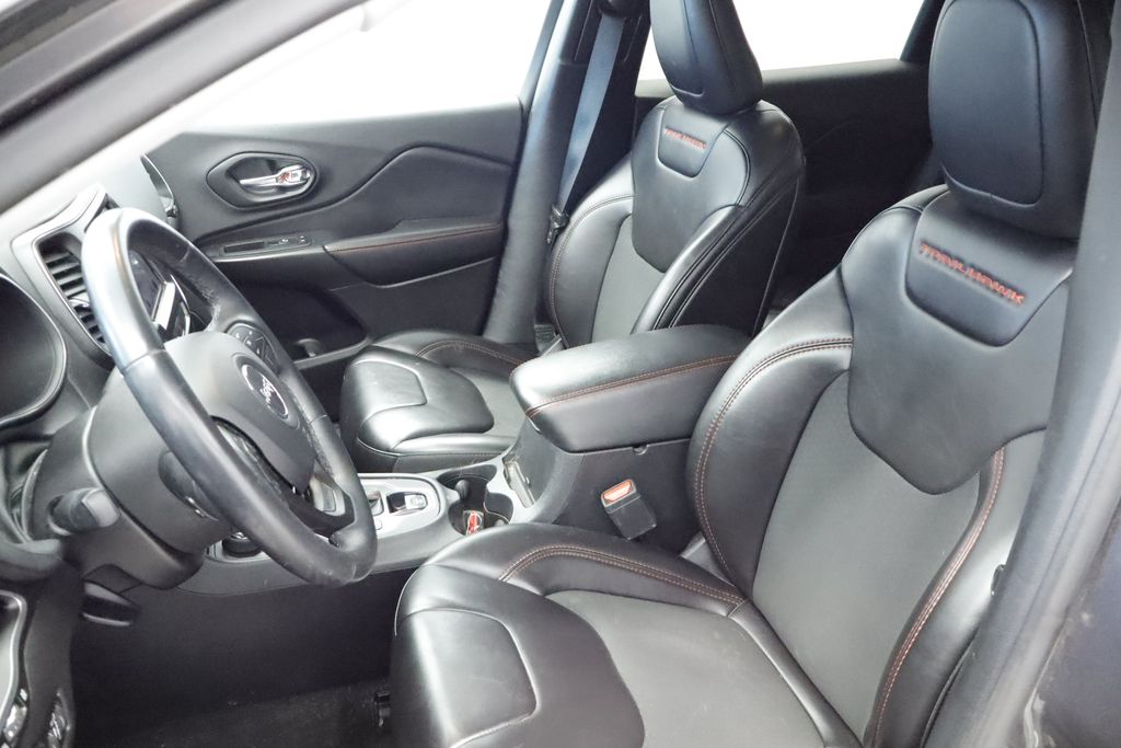 Thumbnail: 2019 Jeep Cherokee - 8