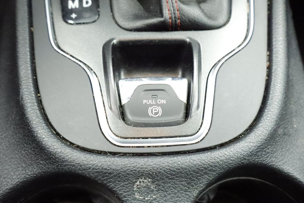 Thumbnail: 2019 Jeep Cherokee - 30