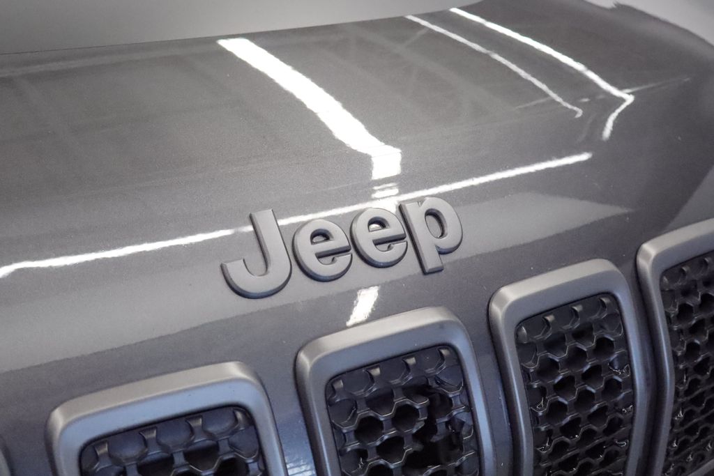 Thumbnail: 2019 Jeep Cherokee - 16