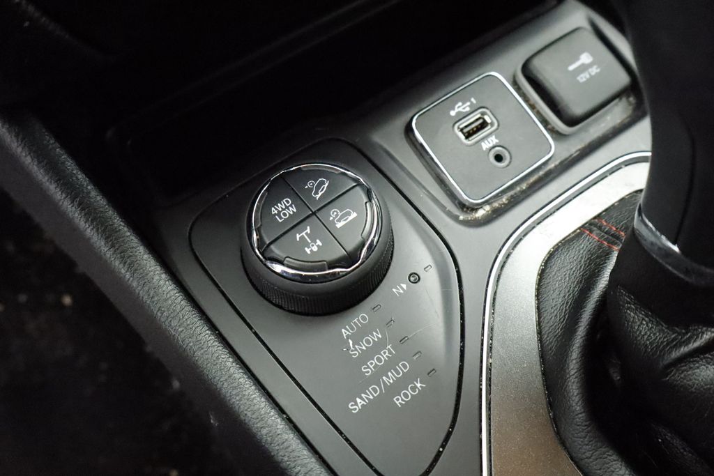 Thumbnail: 2019 Jeep Cherokee - 29