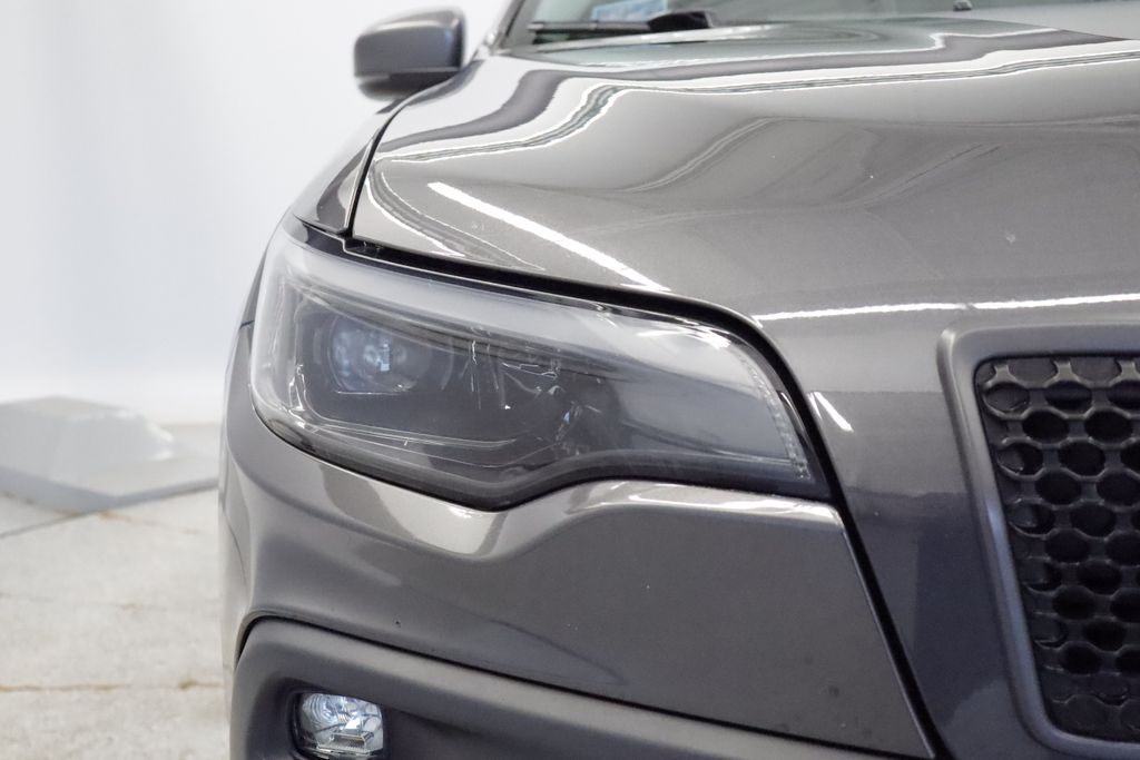Thumbnail: 2019 Jeep Cherokee - 17