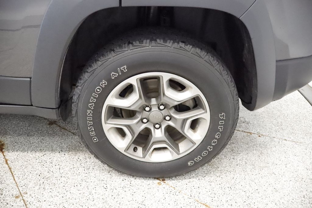 Thumbnail: 2019 Jeep Cherokee - 21