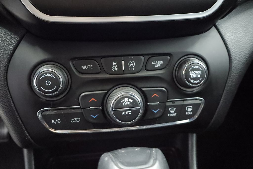 Thumbnail: 2019 Jeep Cherokee - 27