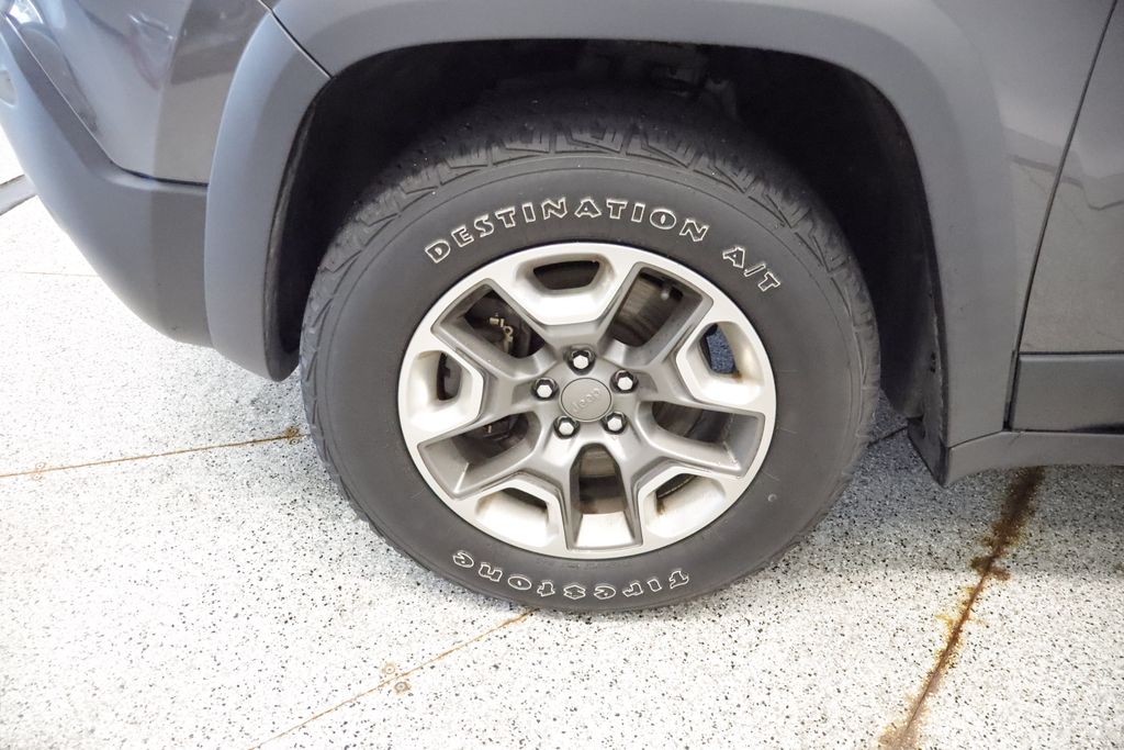 Thumbnail: 2019 Jeep Cherokee - 22