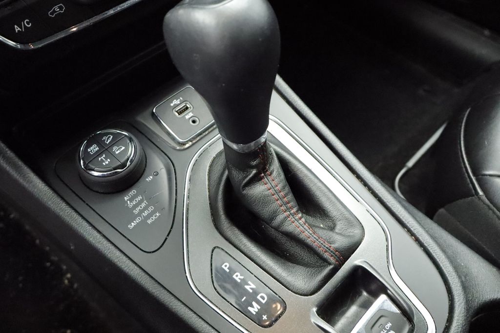 Thumbnail: 2019 Jeep Cherokee - 28