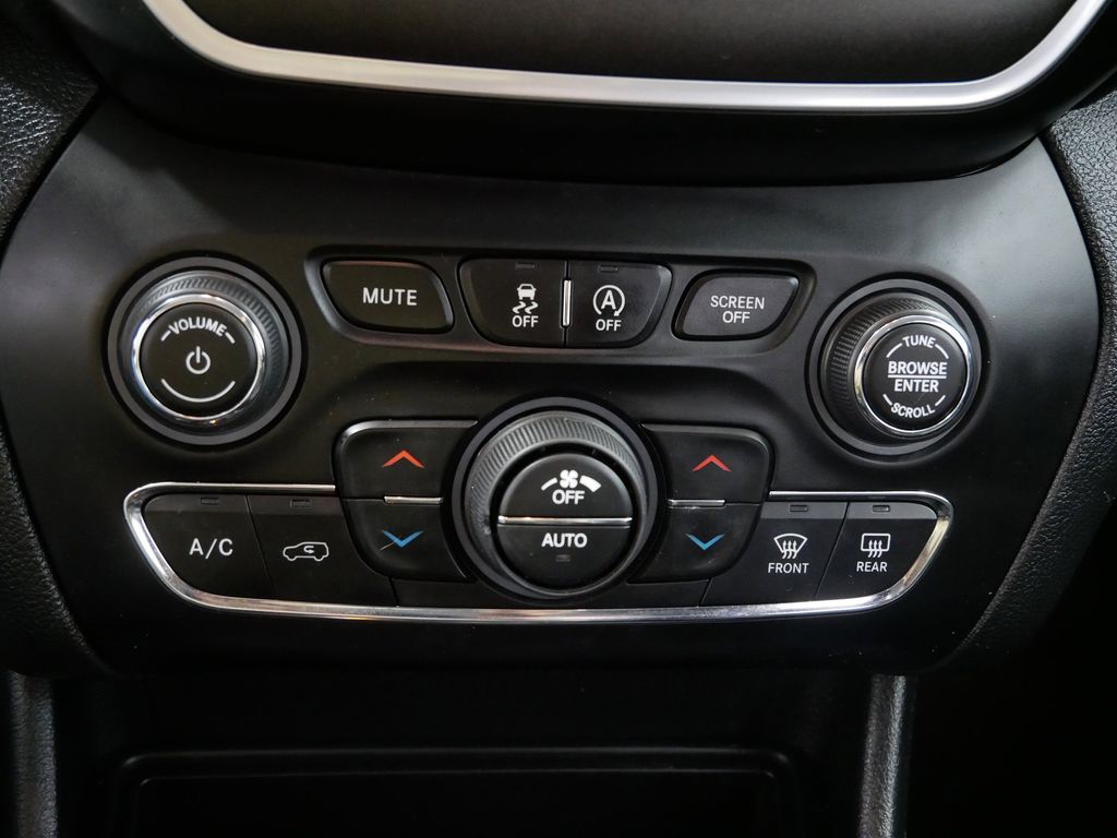 Thumbnail: 2022 Jeep Cherokee - 38