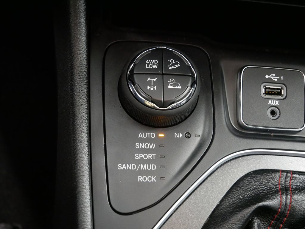Thumbnail: 2022 Jeep Cherokee - 40