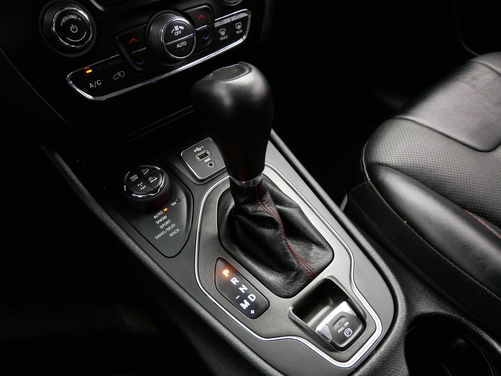 Thumbnail: 2022 Jeep Cherokee - 13