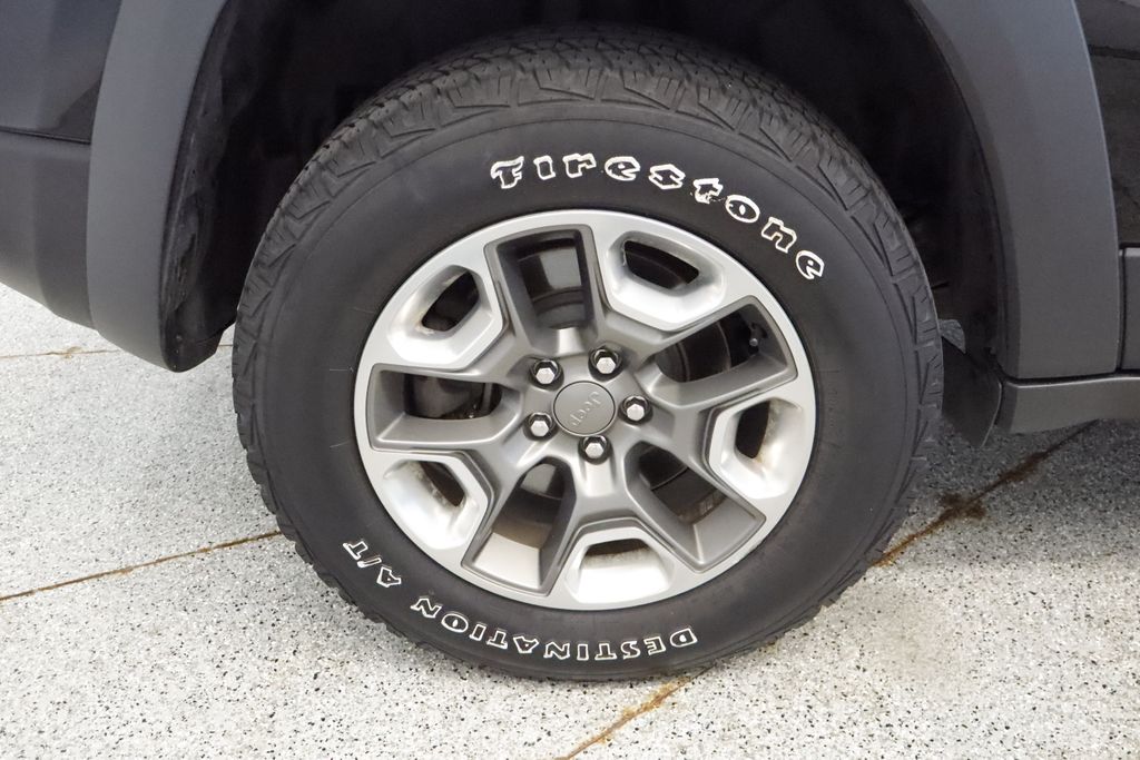Thumbnail: 2019 Jeep Cherokee - 20