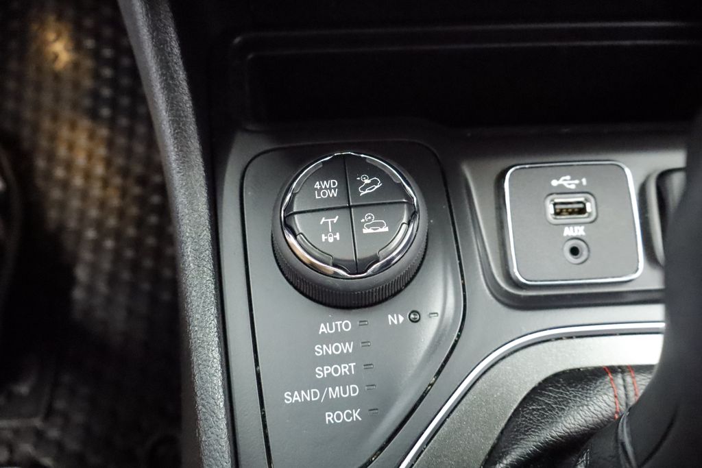 Thumbnail: 2019 Jeep Cherokee - 28