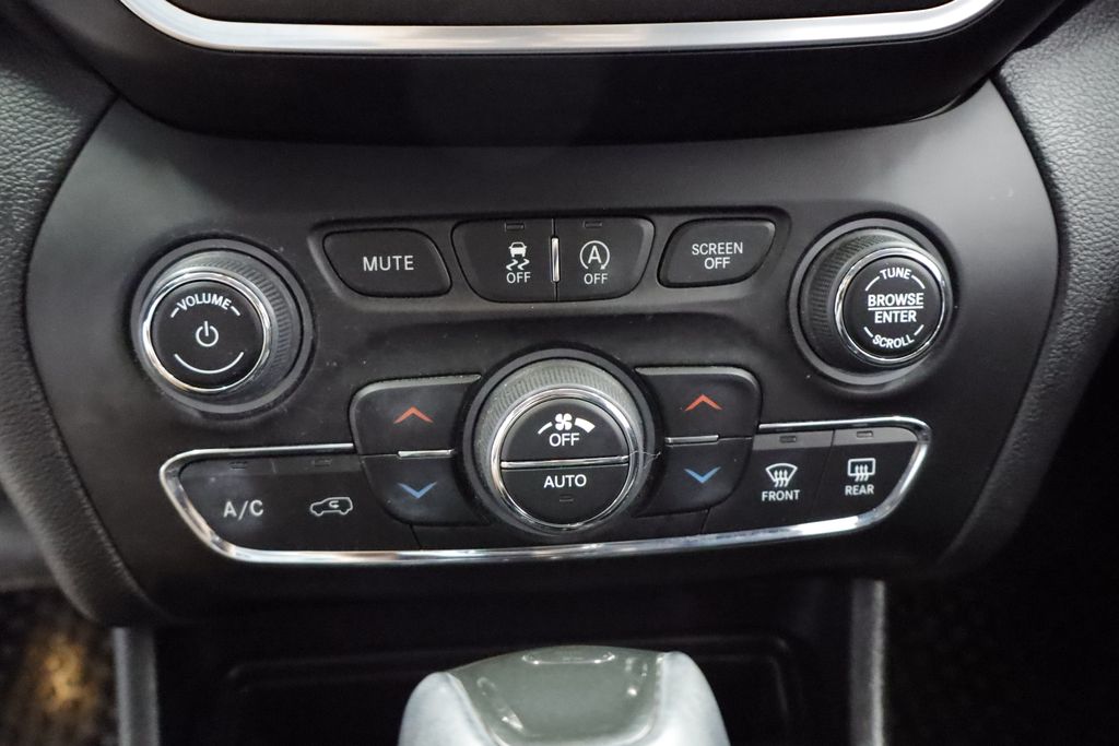 Thumbnail: 2019 Jeep Cherokee - 26