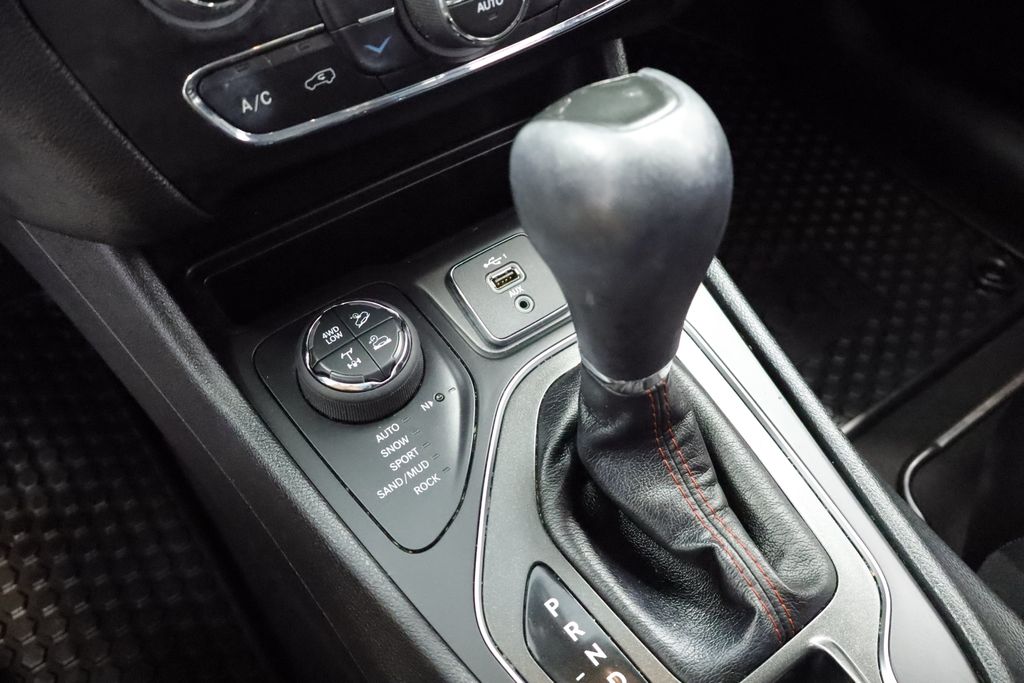 Thumbnail: 2019 Jeep Cherokee - 27