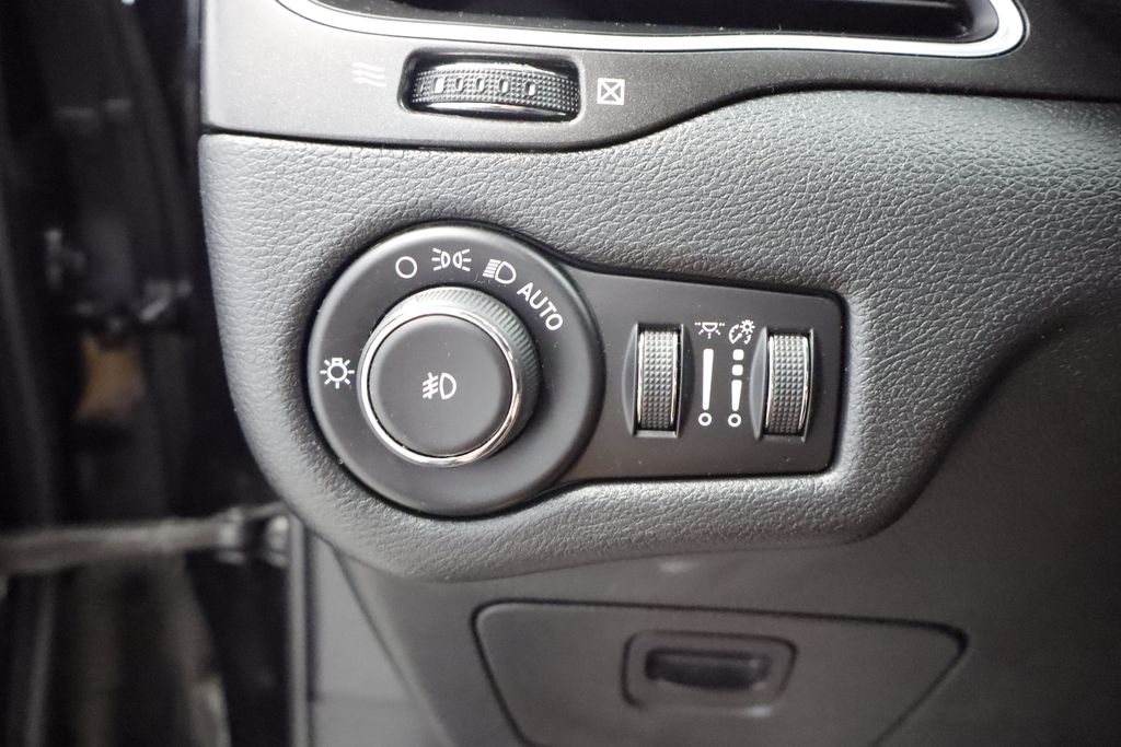 Thumbnail: 2019 Jeep Cherokee - 24