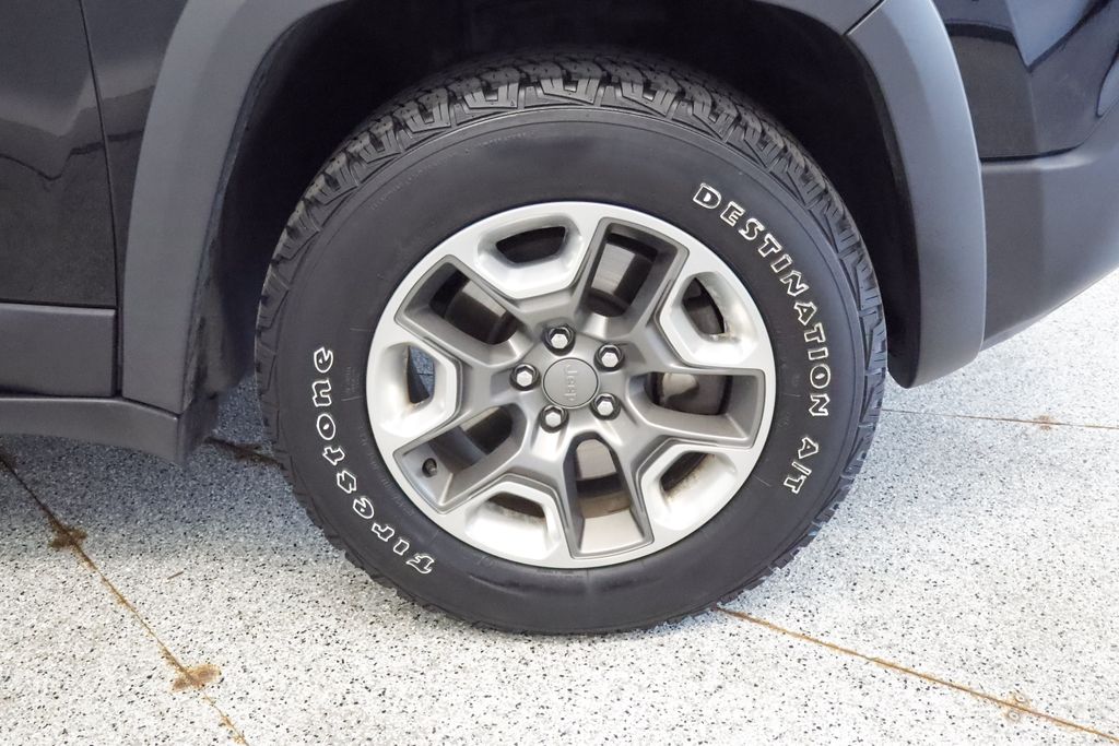 Thumbnail: 2019 Jeep Cherokee - 7