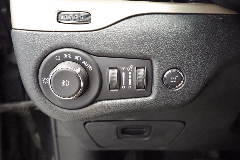 Thumbnail: 2014 Jeep Cherokee - 17
