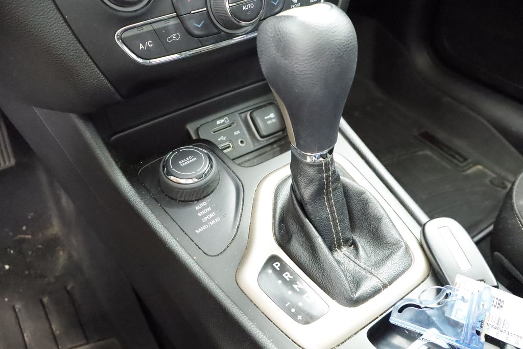 Thumbnail: 2014 Jeep Cherokee - 9