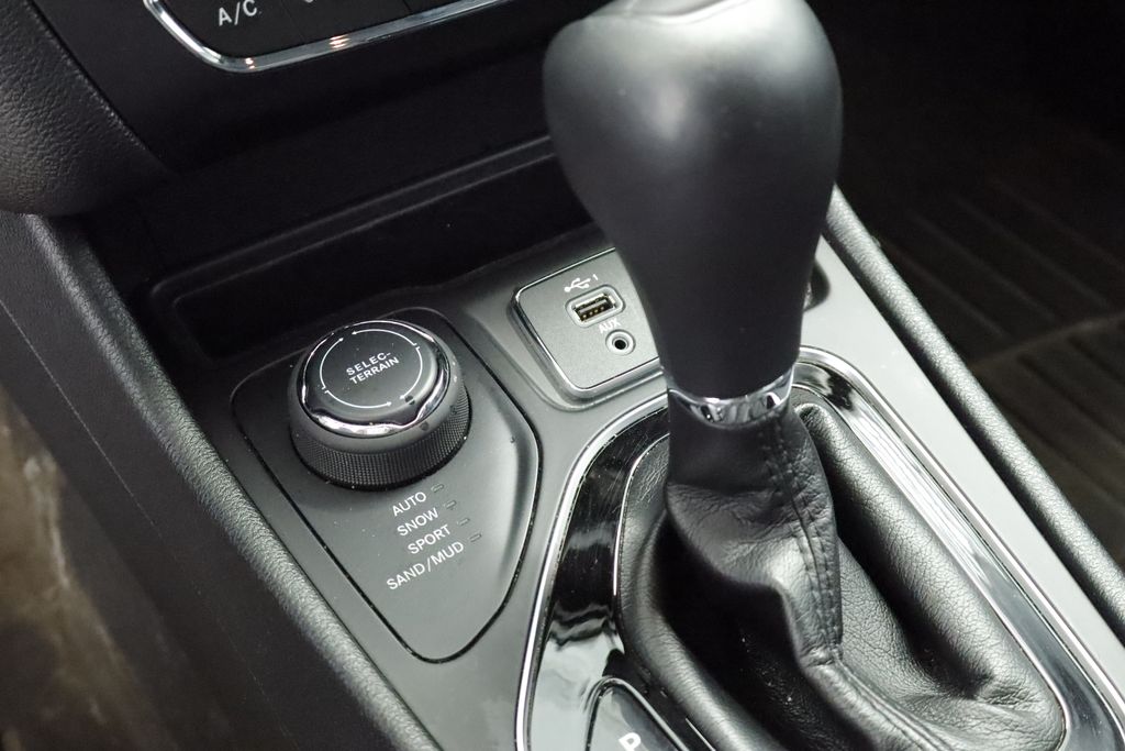 Thumbnail: 2020 Jeep Cherokee - 10