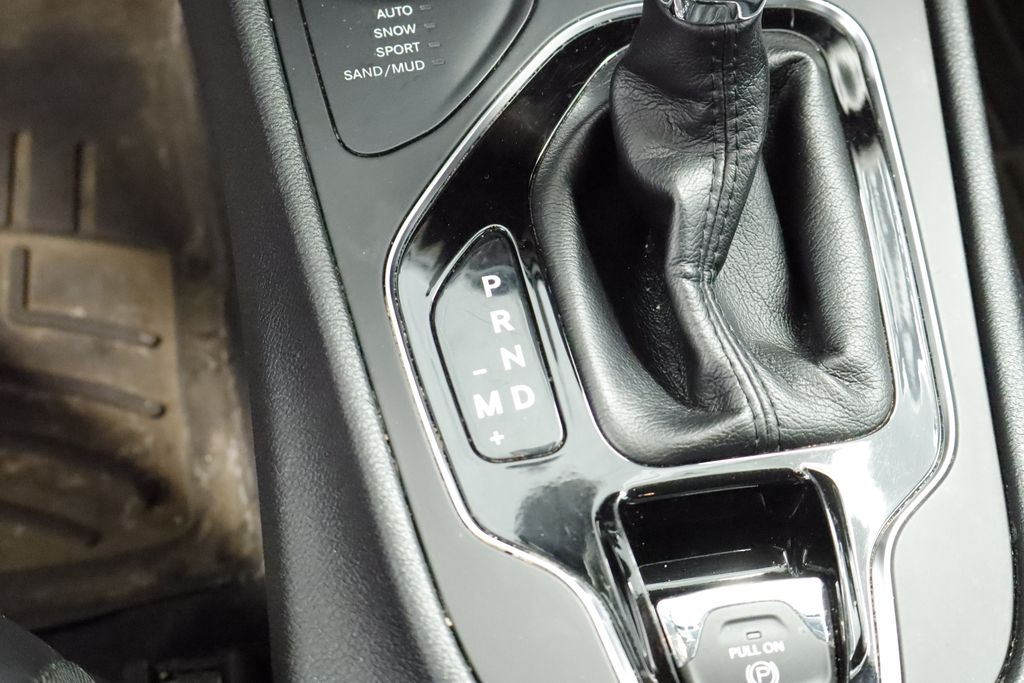 Thumbnail: 2020 Jeep Cherokee - 21