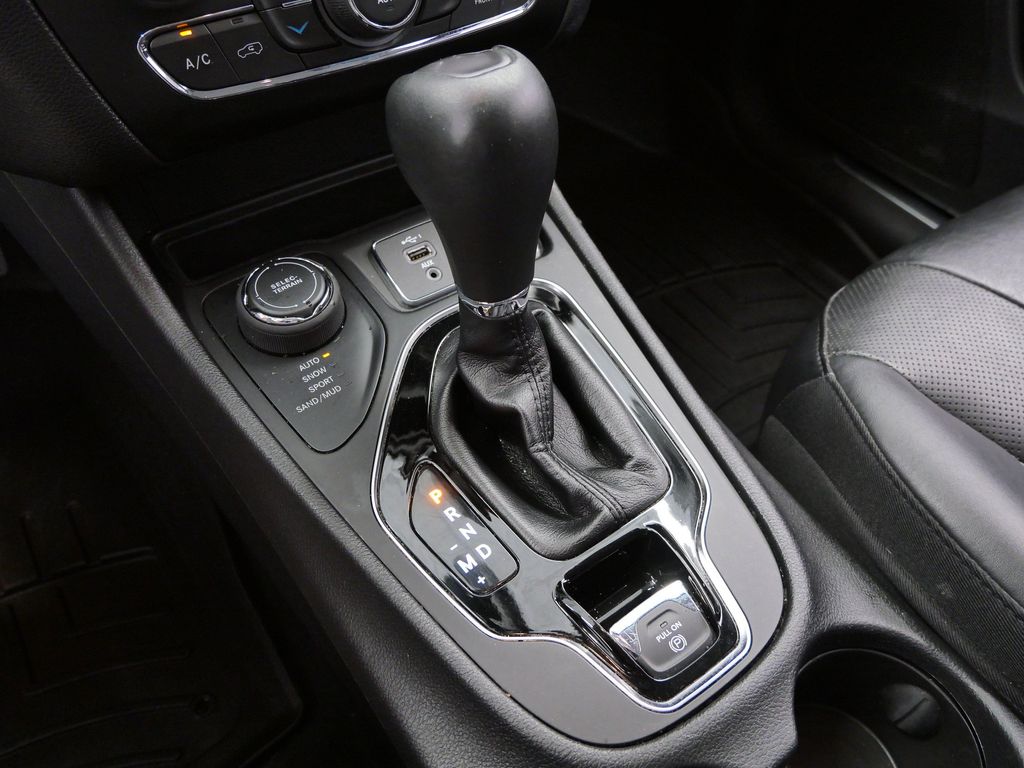 Thumbnail: 2020 Jeep Cherokee - 10