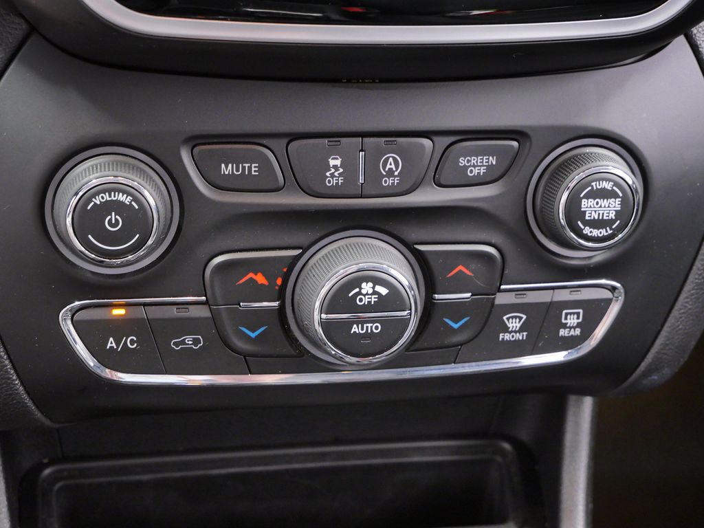 Thumbnail: 2020 Jeep Cherokee - 24