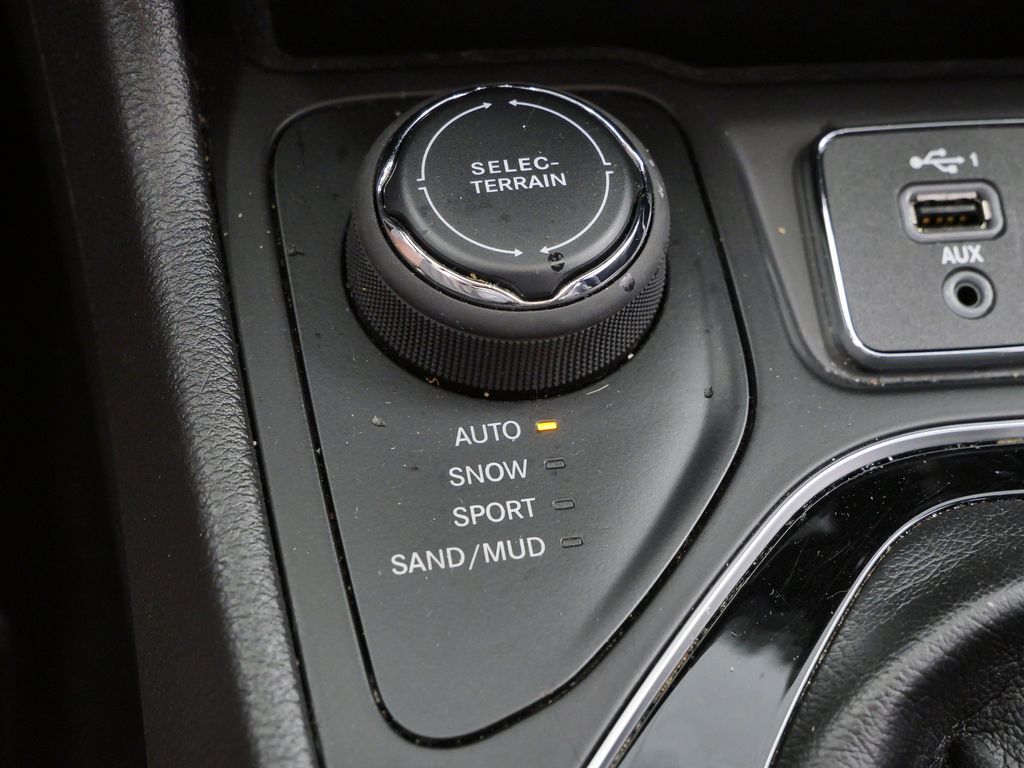 Thumbnail: 2020 Jeep Cherokee - 22