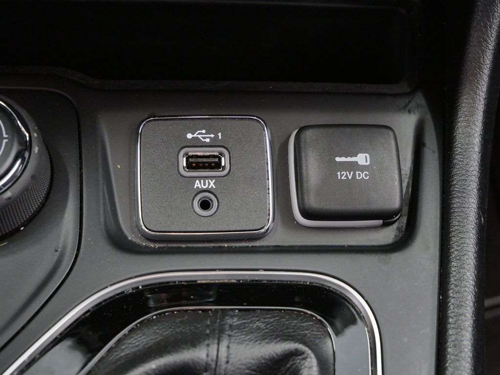 Thumbnail: 2020 Jeep Cherokee - 23
