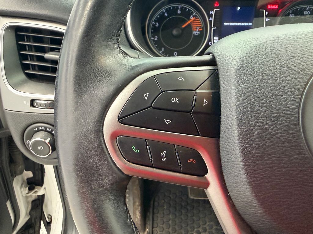 Thumbnail: 2019 Jeep Cherokee - 21